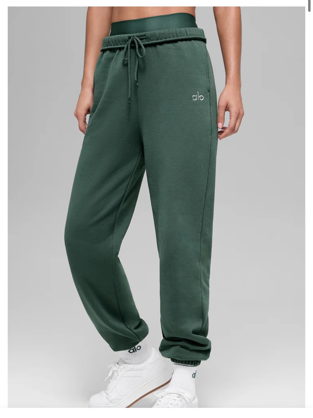 Alo Yoga Women’s Clover Green Accolade Sweatpants Medium
